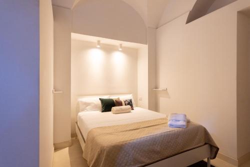 1 dormitorio pequeño con 1 cama en una habitación en Cortile Bellini, en Catania