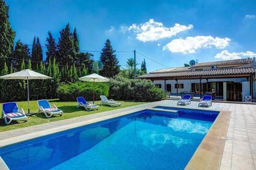 Perfect location! A country villa by Renthousing
