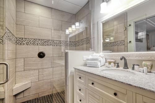 uma casa de banho com um chuveiro, um lavatório e um espelho. em Palm Oaks Estate em Myrtle Beach
