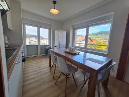 une cuisine et une salle à manger avec une table et des chaises dans l'établissement Fête des jonquilles, à Gérardmer