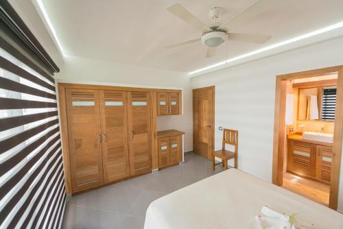 1 dormitorio con 1 cama y ventilador de techo en Aligio Apart-hotel & Spa - Las Terrenas, en Las Terrenas