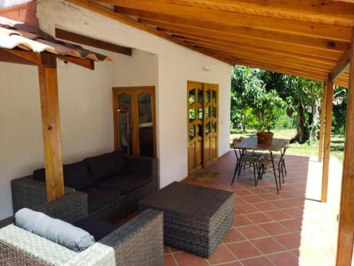 a living room with a couch and a table at Hermosa casa para vacaciones en San José de Suaita in San José de Suaita