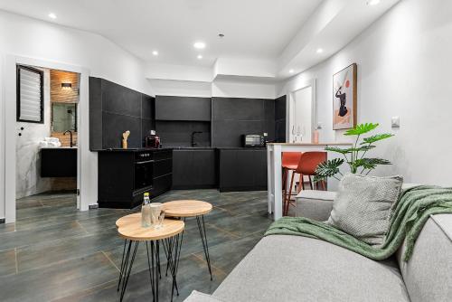 Gambar di galeri bagi Cozy New Space w Bomb Shelter steps from beach M7 di Tel Aviv