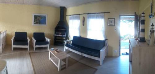 sala de estar con sofá, 2 sillas y mesa en Yellow Submarine en Franskraal