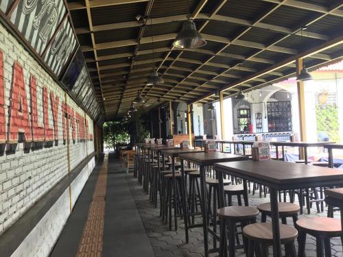 Bandung Hostel في باندونغ: صف من الطاولات والكراسي في المطعم