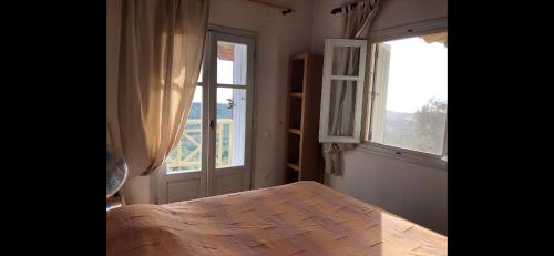 - une chambre avec une table en bois et 2 fenêtres dans l'établissement Hikers Villa Trail 5 & 6, à Skiathos Chora