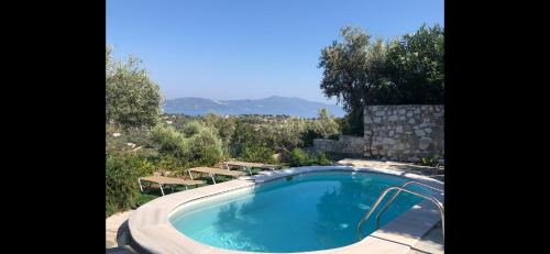- une piscine avec vue sur les montagnes dans l'établissement Hikers Villa Trail 5 & 6, à Skiathos Chora