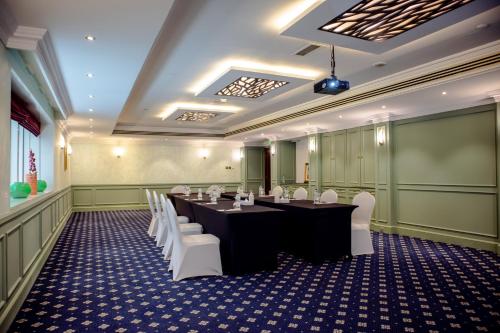 Бизнес-центр и/или конференц-зал в Vision Imperial Hotel Formerly Excelsior Hotel Downtown
