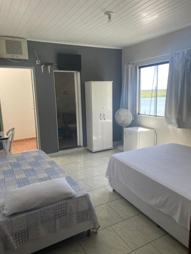 桑朱歐達巴哈的住宿－Pousada carioca，一间卧室设有两张床和大窗户