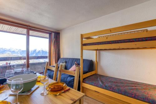 - une chambre avec une table et des lits superposés dans l'établissement Les Laurentides, à Villarembert