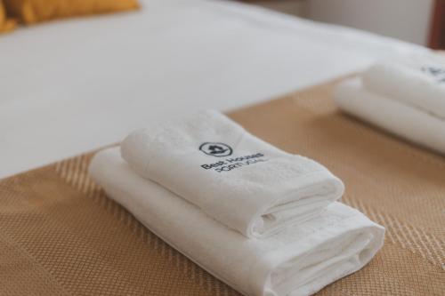 Un par de toallas sobre una mesa. en Best Houses 25 - Seaside Retreat, en Peniche