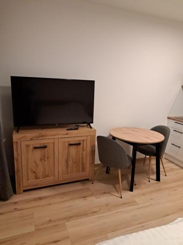 Μια τηλεόραση ή/και κέντρο ψυχαγωγίας στο Apartamenty Zielony Liść