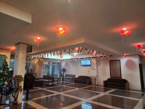 un vestíbulo con un árbol de Navidad y luces en el techo en Hotel Meligai Kapit, en Kapit