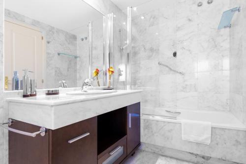 La salle de bains est pourvue d'un lavabo, d'une douche et d'une baignoire. dans l'établissement Bahia de Marbella - 3 bedroom beach apartment with sea view, à Marbella