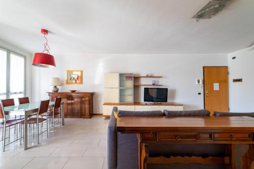 cocina y sala de estar con sofá y mesa en Feel like Home, en Gorgonzola