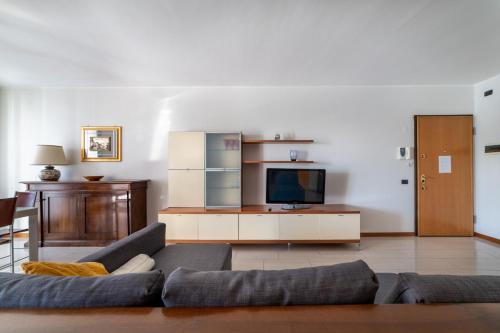 sala de estar con sofá y TV en Feel like Home, en Gorgonzola