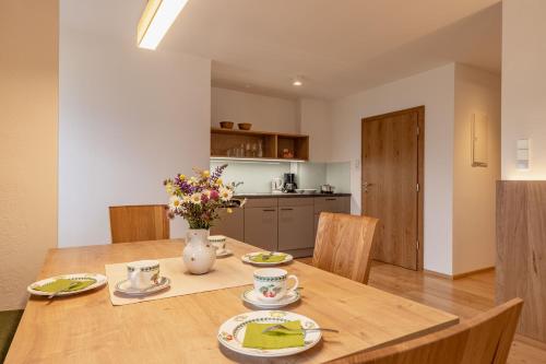 a kitchen and dining room with a wooden table at Mösslacher's Ferienwohnungen in Hermagor