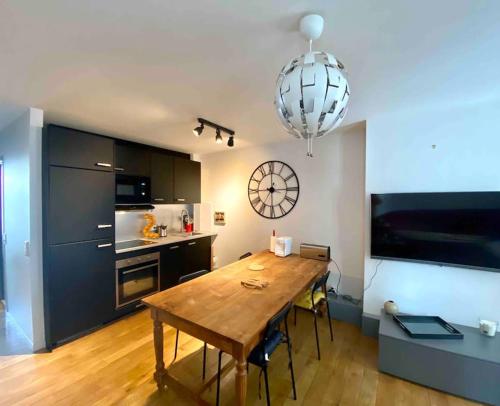 eine Küche mit einem Holztisch im Zimmer in der Unterkunft Bel appt 42m² au cœur de Trouville 2mns de la mer in Trouville-sur-Mer