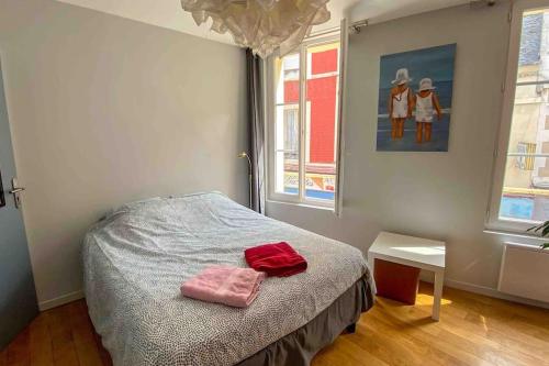 ein Schlafzimmer mit einem Bett mit zwei rosa Handtüchern darauf in der Unterkunft Bel appt 42m² au cœur de Trouville 2mns de la mer in Trouville-sur-Mer