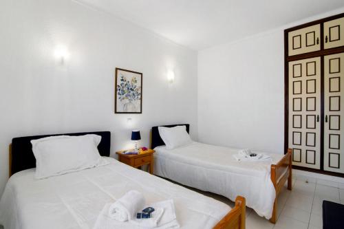 una camera d'albergo con due letti e un tavolo di Apartamento AnaMar by Sunnyway ad Albufeira