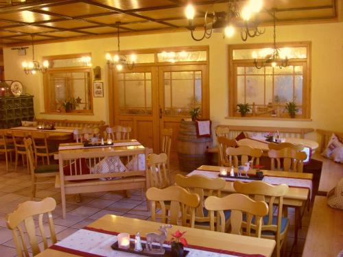 HerbertingenにあるHotel & Restaurant Engelのテーブルと椅子が備わるレストラン