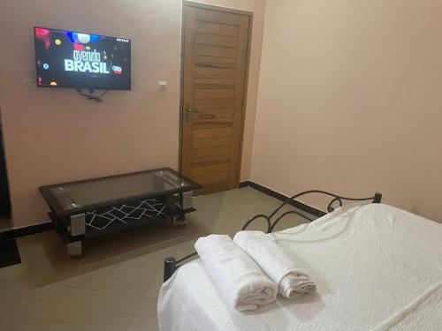 um quarto de hospital com uma cama e uma televisão em Sall Africa Tourisme em Mbour