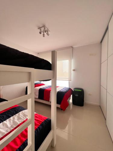 1 dormitorio con 2 literas y ventana en Departamento Playa Brava, Excelente Ubicación, en Punta del Este
