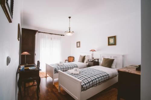 1 dormitorio con 2 camas y mesa con lámpara en Best Houses 31 - Seashell House en Baleal