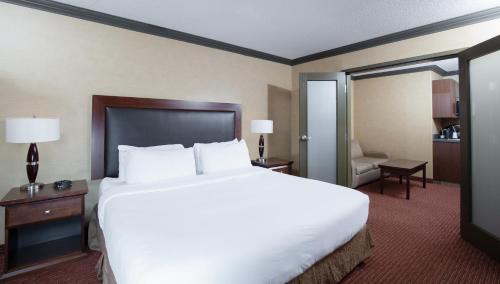 Katil atau katil-katil dalam bilik di Pomeroy Hotel Fort St. John
