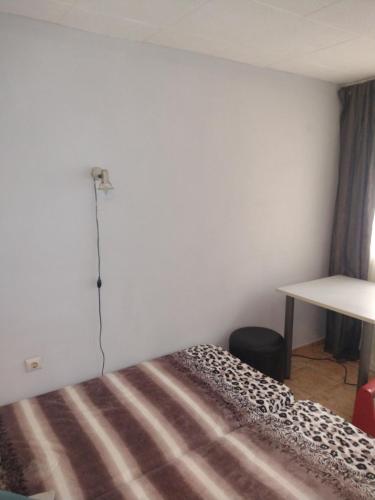Zimmer mit einem Bett, einem Schreibtisch und einem Tisch in der Unterkunft apartment Petr Beron in Warna