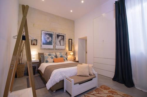 Un dormitorio con una cama y una escalera. en 28 Peter, en Sliema