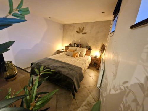 ein Schlafzimmer mit einem Bett in einem Zimmer in der Unterkunft Le Twenty in Marche-en-Famenne