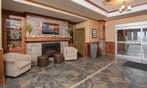 Ruang duduk di Pomeroy Hotel Fort St. John