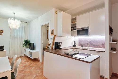 a kitchen with white cabinets and a counter top at Piccolo Borgo di Raoul in Vicenza