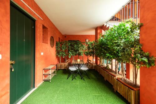 a hallway with plants and a green floor at Piccolo Borgo di Raoul in Vicenza