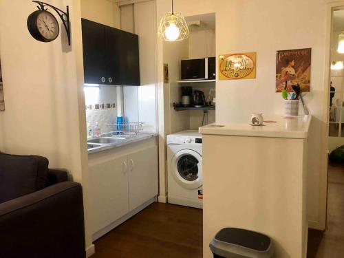 une petite cuisine avec un lave-linge et un lave-linge dans l'établissement Agréable T2 Cité des Congrès, à Nantes