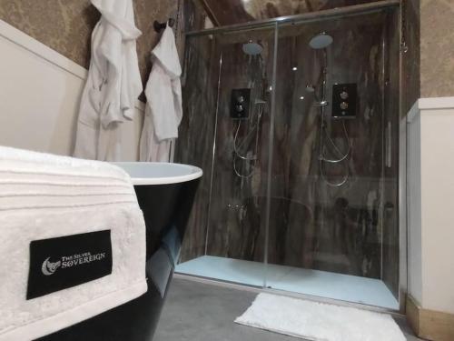 La salle de bains est pourvue d'une douche et d'une baignoire. dans l'établissement Silver Sovereign, à Banbridge