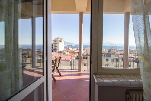 Casa Paradiso - sea view downtown penthouse في نابولي: غرفة مع شرفة مطلة على المدينة
