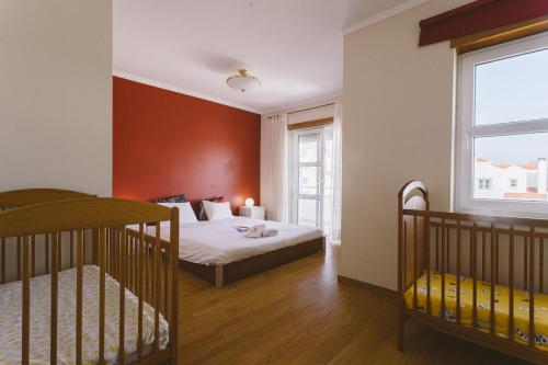 ein Schlafzimmer mit zwei Etagenbetten und einem Fenster in der Unterkunft Best Houses 34 - West Sea House in Ferrel