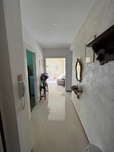 トリエステにあるTrieste Panoramicoのリビングルーム付きの部屋へと続く廊下