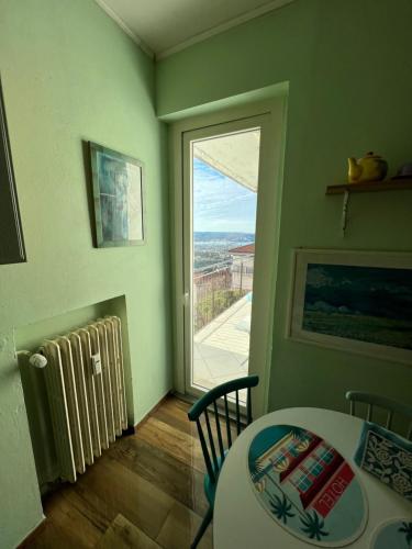 Trieste Panoramico في ترييستي: غرفة طعام مع طاولة ونافذة