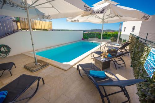 Bazén v ubytování Apartment Jerry with private pool nebo v jeho okolí