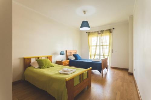 佩尼謝的住宿－Best Houses 35 - Baleal Sol，一间卧室配有一张床和一张沙发