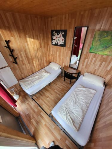 una vista aérea de una habitación con 2 camas y una mesa en EASY Lodges Berlin en Berlín