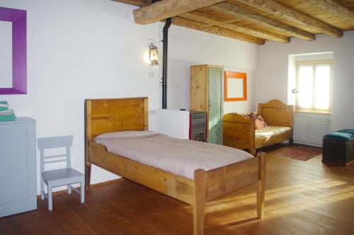 A bed or beds in a room at La Casa Altrui- Camere e Zona relax con Giardino
