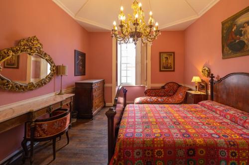 艾爾帕索的住宿－Casa Jurado，一间卧室配有一张床和镜子