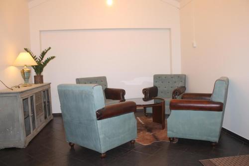 a waiting room with three chairs and a table at Millners Plaza in Tibro