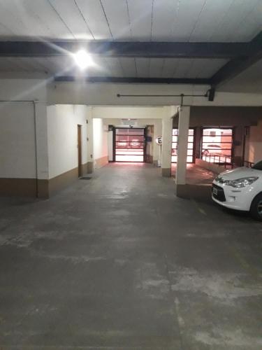 un garaje vacío con un coche aparcado en él en La Perla 23 cochera con control remoto en Mar del Plata