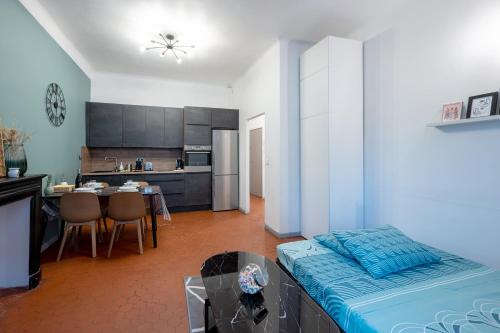 un salon avec un lit et une cuisine dans l'établissement Spacieux - Cosy - Hypercentre - NETFLIX - FREE WIFI, à Avignon