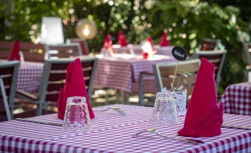 a table with red napkins on top of it at Hotel Restaurant Aux Sapins in Thann
